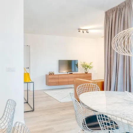 Stunning With Large Sunny Terrace Apartamento
